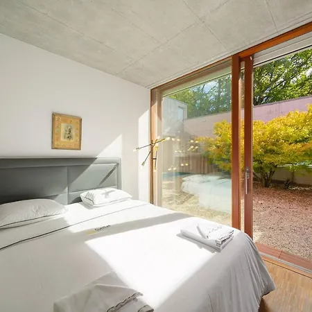 Luxury & Modern 4bd With Panoramic Lake View By Guestlee *